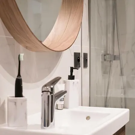 Luxurious In Heart Of Apartment *